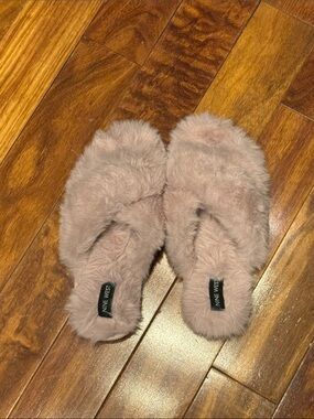Nine West blush pink memory foam slippers feature a chic faux-fur X-band